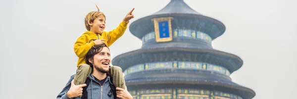 Baba ve oğul seyahat etmek tapınak cennet Pekin. Bir ana konumlar Pekin. Aile ve çocuklar Çin kavram afiş, uzun biçim ile seyahat — Stok fotoğraf