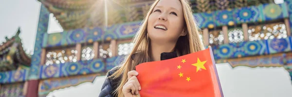 Desfrutando de férias na China. Jovem com bandeira nacional chinesa no fundo da antiga rua chinesa. Viaje para o conceito China. Trânsito livre de vistos 72 horas, 144 horas na China BANNER, LONG — Fotografia de Stock