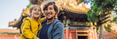 Tatil Çin'de zevk. Baba ve oğul yasak şehir içinde. Çin'e çocuk kavramı ile seyahat. Vize ücretsiz transit 72 saat, Çin büyük, uzun biçimde 144 saat