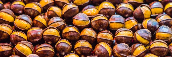 Sokak wendor, kavrulmuş kestane demet. Kavrulmuş kestane, sokak gıda afiş, uzun biçimde