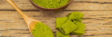 Matcha tozu ve şeker matcha ahşap arka plan üzerinde yapılmış. Ev yapımı Matcha afiş, uzun biçimde