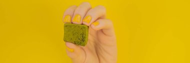 Matcha şeker sarı zemin üzerine. Ev yapımı Matcha afiş, uzun biçimde