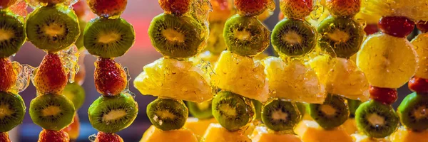 Sobremesa tradicional chinesa Fruta cristalizada em um banner de madeira da vara, FORMATO LONGO — Fotografia de Stock