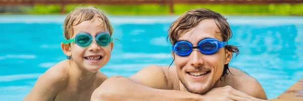 Papa et fils en natation Lunettes s'amusent dans la piscine BANNER, LONG FORMAT — Photo