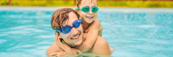 Papá e hijo en gafas de natación se divierten en la piscina BANNER, FORMATO LARGO —  Fotos de Stock