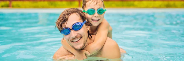 Papá e hijo en gafas de natación se divierten en la piscina BANNER, FORMATO LARGO — Foto de Stock