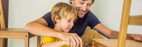 Padre e figlio assemblare mobili. Un ragazzo che aiuta suo padre a casa. Happy Family concept BANNER, FORMATO LUNGO — Foto Stock