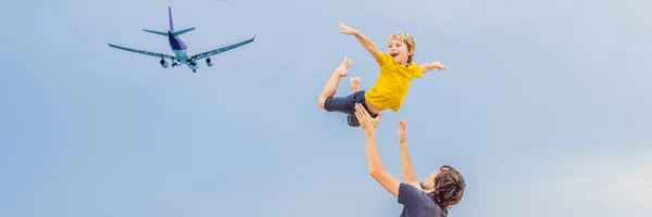 Padre e hijo se divierten en la playa viendo los aviones de aterrizaje. Viajar en un avión con concepto de niños BANNER, FORMATO LARGO — Foto de Stock
