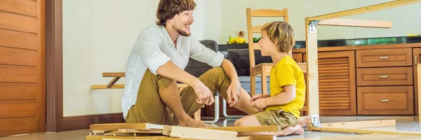 Padre e figlio assemblare mobili. Un ragazzo che aiuta suo padre a casa. Happy Family concept BANNER, FORMATO LUNGO — Foto Stock