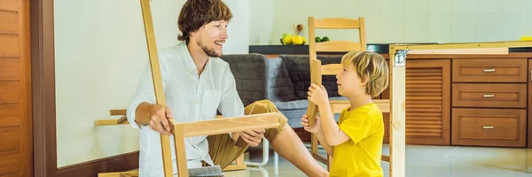 Padre e figlio assemblare mobili. Un ragazzo che aiuta suo padre a casa. Happy Family concept BANNER, FORMATO LUNGO — Foto Stock