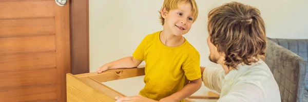 Padre e hijo ensamblando muebles. Un chico ayudando a su padre en casa. Concepto de familia feliz BANNER, FORMATO LARGO — Foto de Stock