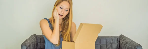 Mujer joven recibió cajas de apertura de paquetes de compras en línea y la compra de artículos de moda mediante el uso de la tarjeta de crédito BANNER, FORMATO LARGO —  Fotos de Stock