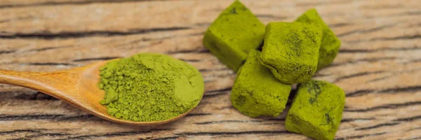 Bubuk korek api dan permen yang terbuat dari matcha pada latar belakang kayu. Buatan sendiri Matcha BANNER, LONG FORMAT — Stok Foto