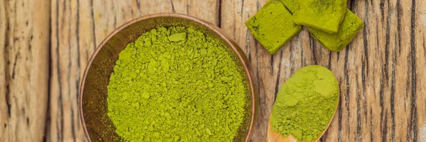 Bubuk korek api dan permen yang terbuat dari matcha pada latar belakang kayu. Buatan sendiri Matcha BANNER, LONG FORMAT — Stok Foto