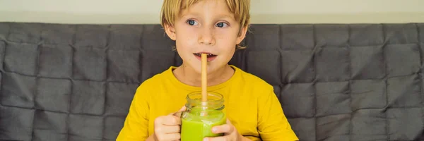 Çocuk mason kavanoza buzlu yeşil çay kahve içiyor. Ev yapımı buzlu Matcha Latte sütlü çay sıfır atık afiş, uzun biçimde — Stok fotoğraf