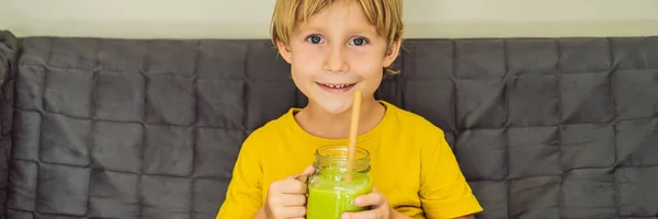 O rapaz está a beber chá verde com gelo no frasco do pedreiro. Chá caseiro gelado Matcha Latte com leite zero resíduos BANNER, LONG FORMAT — Fotografia de Stock