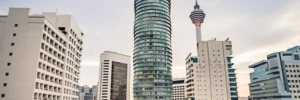クアラルンプールの超高層ビル、マレーシア市内中心部のスカイラインバナー、ロングフォーマット — ストック写真