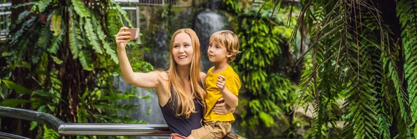 Mãe e filho tirar uma selfie no fundo de uma cachoeira BANNER, LONG FORMAT — Fotografia de Stock