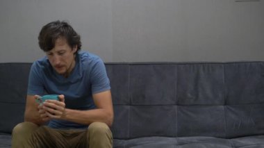 Genç bir adam bir kanepede oturuyor ve hissediyor hayal kırıklığına uğramış, depresif ve korku. Bazı su veya sakin çay içmek için çalışır. Kopya alanı sağ tarafında