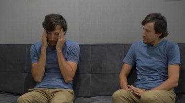 Duygusal zeka kavramı. Bir yan bir genç adam duygu üzgün ve karışık resim diğer tarafında aynı durumu analiz adam ve o kabul etmez