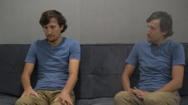 Duygusal zeka kavramı. Genç bir adam bir tarafındaki duygu hissediyor depresif ve görüntünün diğer tarafta onun durumu analiz aynı adam korku ve bunu kabul etmez. Sağ tarafta adam