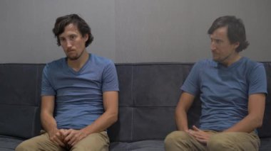 Duygusal zeka kavramı. Genç bir adam bir tarafındaki duygu sinirli, depresif hissediyor ve görüntünün diğer tarafta onun durumu analiz aynı adam korku ve bunu kabul etmez. Hakkı