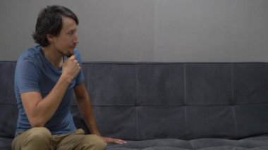 Duygusal zeka kavramı. Görüntü diğer tarafında ne olduğunu tarafından hayal kırıklığına uğramış bir adam