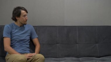 Duygusal zeka kavramı. Görüntü diğer tarafında ne olduğunu tarafından hayal kırıklığına uğramış bir adam