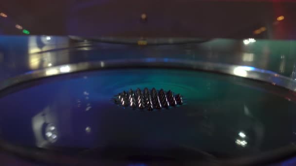 Fluido ferromagnetico in un museo della scienza — Video Stock