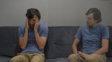 Duygusal zeka kavramı. Bir yan bir genç adam duygu üzgün ve karışık resim diğer tarafında aynı durumu analiz adam ve o kabul etmez. Sağ tarafta biri bir