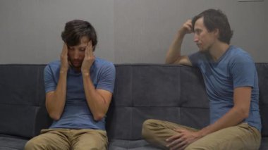 Duygusal zeka kavramı. Bir yan bir genç adam duygu üzgün ve karışık resim diğer tarafında aynı durumu analiz adam ve o kabul etmez. Sağ tarafta biri bir