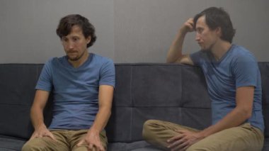 Duygusal zeka kavramı. Genç bir adam bir tarafındaki duygu hissediyor depresif ve görüntünün diğer tarafta onun durumu analiz aynı adam korku ve bunu kabul etmez. Sağ tarafta adam