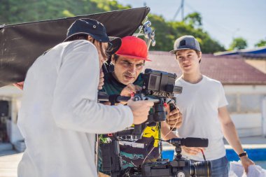 Steadicam Operatörü ve Yardımcısı bir ticari çekmek için kamera ve 3 eksenli sabitleyici-gimbal hazırlamak