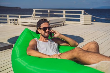 Boş zaman zevk, denize yakın air koltuk Lamzac, yatan genç adam