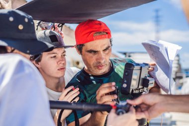 kamera operatörü, yönetmen ve dp ticari bir klip çekimi sürecinin tartışmak