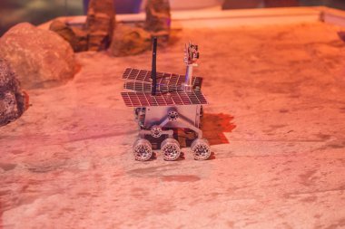 Çocuk oyuncak rover Mars'ta denetler. Uçuş için Mars kavramı