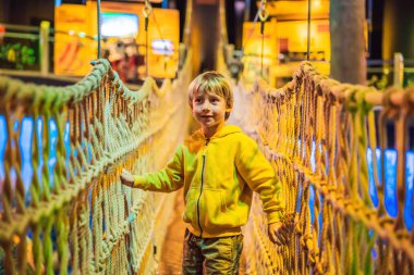 Neşeli çocuk üzerinde bir asma köprü. Bir vahşi aile ile harika bir macera