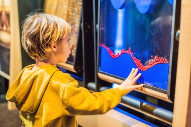 Akıllı çocuk bilim adamı fiziksel deneyler laboratuvarda yapma. Eğitim kavramı. Keşif