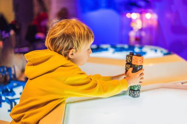 Çocuk elektronik Tasarımcısı ile hafif masaya çalış.