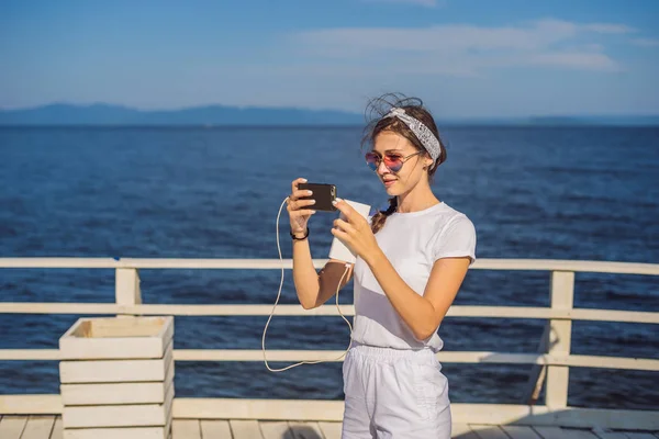 Cruise ship woman using mobile phone on travel vacation at ocean. Girl texting sms on wifi on tropical holidays. Internet on international seas concept. Tourist looking at her holiday pictures — Stock Photo, Image