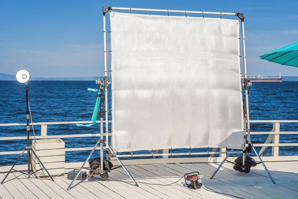 Un marco grande de un textil de seda utilizado para suavizar la luz dura en un set de producción de cine —  Fotos de Stock