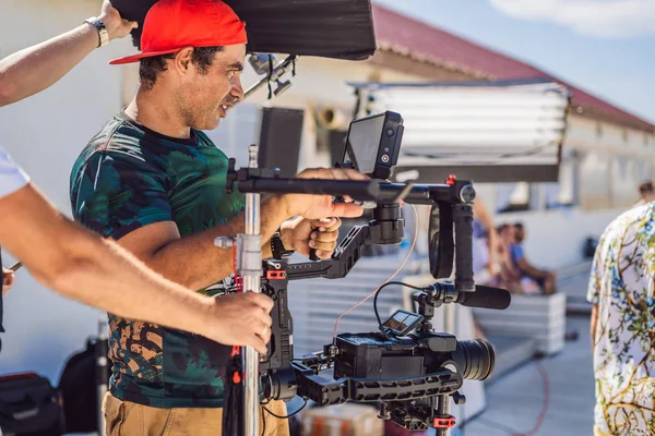 Steadicam operator prepare camera and 3-axis stabilizer-gimbal for a commercial shoot — Stock Photo, Image