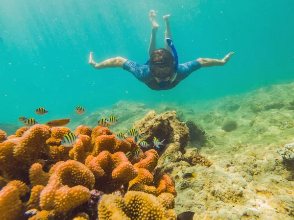 Jeune touriste nageant dans la mer turquoise sous la surface près du récif corallien avec masque de plongée pour les vacances d'été — Photo