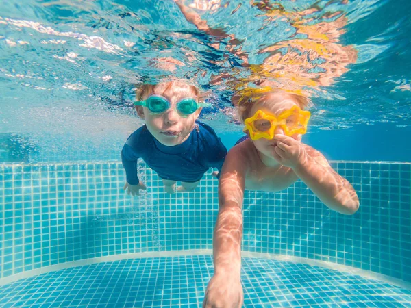 Gros plan portrait sous-marin des deux mignons enfants souriants — Photo