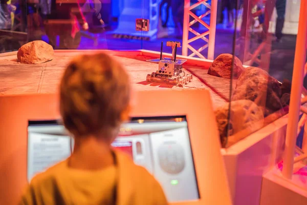 Çocuk oyuncak rover Mars'ta denetler. Uçuş için Mars kavramı.