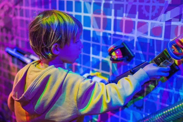 Un chico inteligente científico haciendo experimentos físicos en el laboratorio. Concepto educativo. Descubrimiento — Foto de Stock