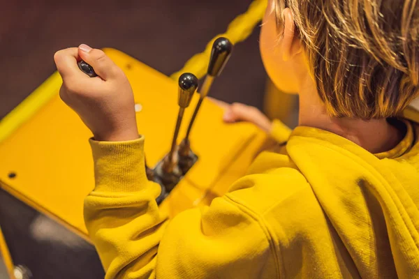 Der Junge spielt mit einem großen Spielzeugbagger. Baukonzept. Entwicklungskonzept für Kinder — Stockfoto