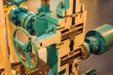 Çocuk operatör kayıt işlemi petrol ve teçhizat bitki, offshore petrol ve gaz endüstrisi, offshore petrol ve sondaj platformu denizde petrol ve gaz sürecin operatör izlemek üretim süreci, rutin günlük kaydı