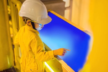 Çocuk operatör kayıt işlemi petrol ve teçhizat bitki, offshore petrol ve gaz endüstrisi, offshore petrol ve sondaj platformu denizde petrol ve gaz sürecin operatör izlemek üretim süreci, rutin günlük kaydı