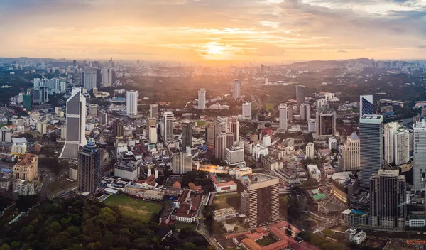 Kuala lumpur városkép. Panorámás kilátással Kuala Lumpur city skyline este naplemente felhőkarcolók látványát, épület-ban Malaysia — Stock Fotó